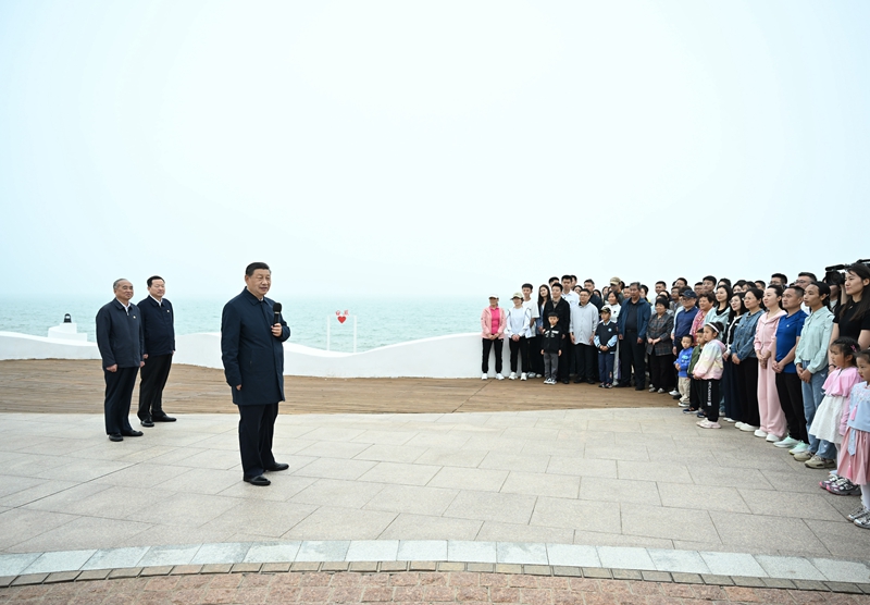 5月22日至24日，中共中央總書記、國家主席、中央軍委主席習(xí)近平在山東考察。這是22日下午，習(xí)近平在日照市陽光海岸綠道同市民和游客親切交流。