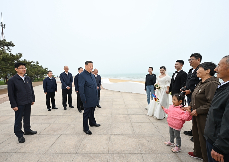 5月22日至24日，中共中央總書記、國家主席、中央軍委主席習(xí)近平在山東考察。這是22日下午，習(xí)近平在日照市陽光海岸綠道同市民親切交流。